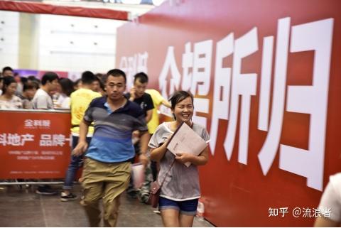 包含双方角逐，场上气氛激烈，长度个字的词条