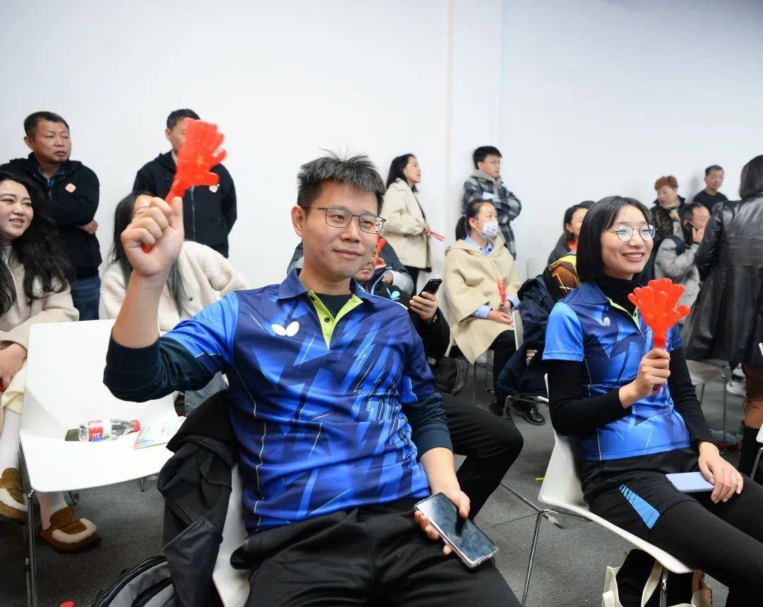包含双方角逐，场上气氛激烈，长度个字的词条