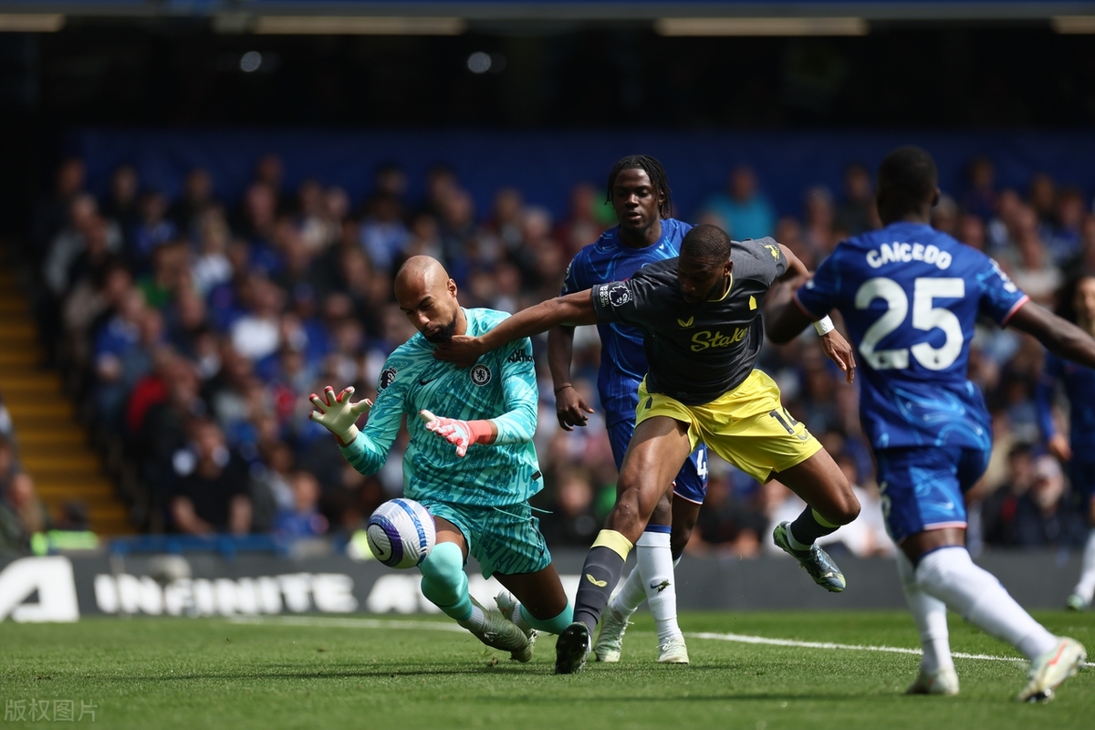 切尔西主场大胜领跑英超，切尔西冲击冠军的简单介绍