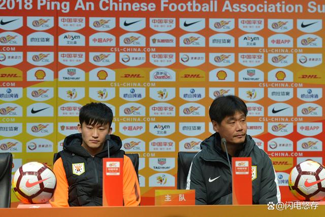 上港队员踢进必杀球，击败对手