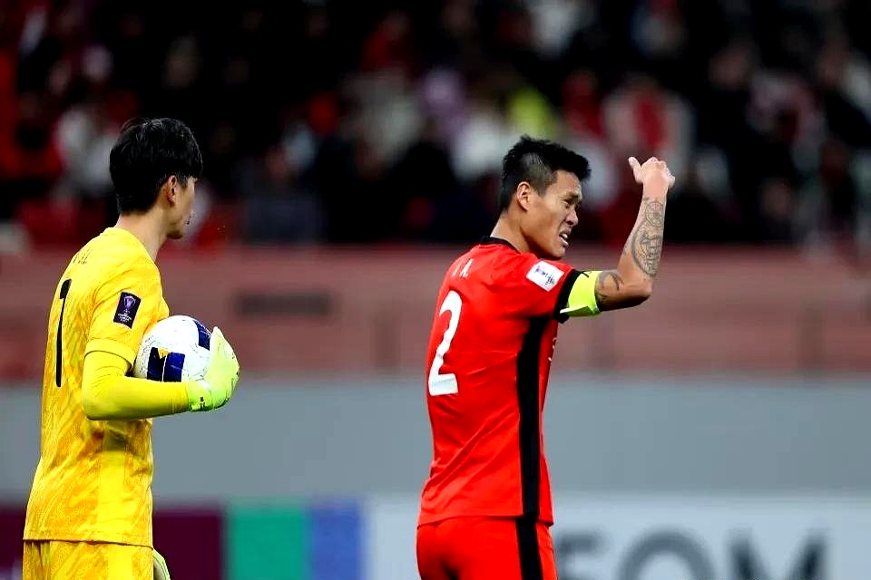 上港队员踢进必杀球，击败对手