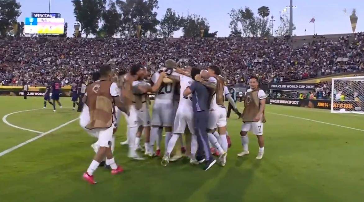 关键比赛中球队遭遇意外失利