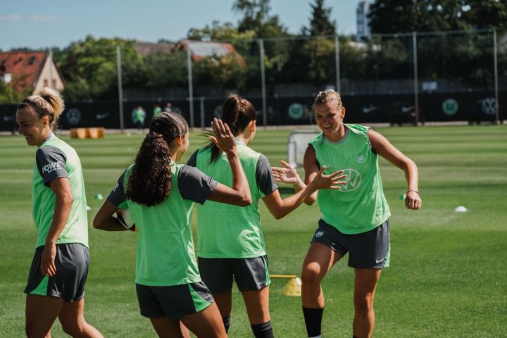 沃尔夫斯堡队员在训练中全力备战下一场比赛的简单介绍