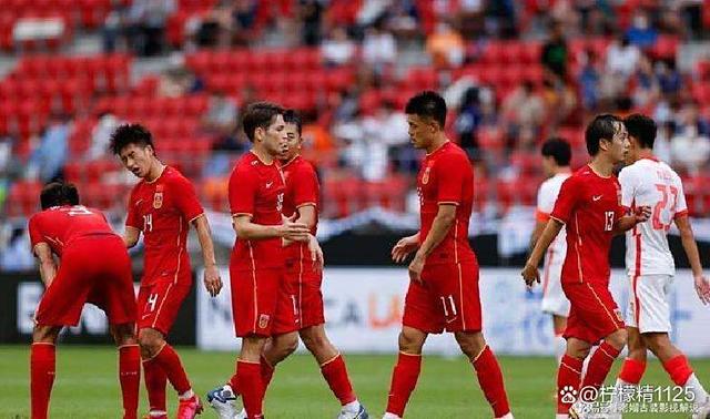 东亚足球赛场上团队配合默契