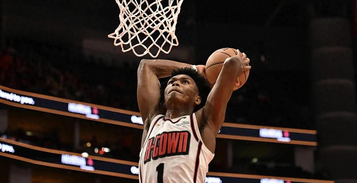 火箭击败老鹰,胜利领先 火箭击败老鹰,胜利领先