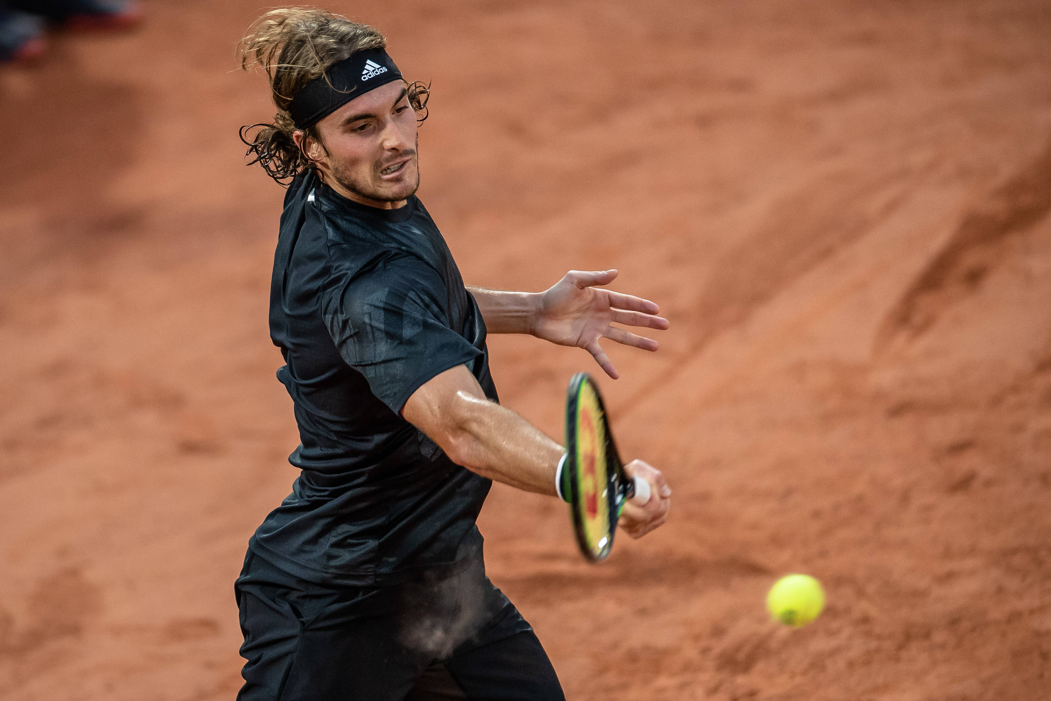 关于世界网球队完胜澳大利亚网球队，西西帕斯关键制胜的信息