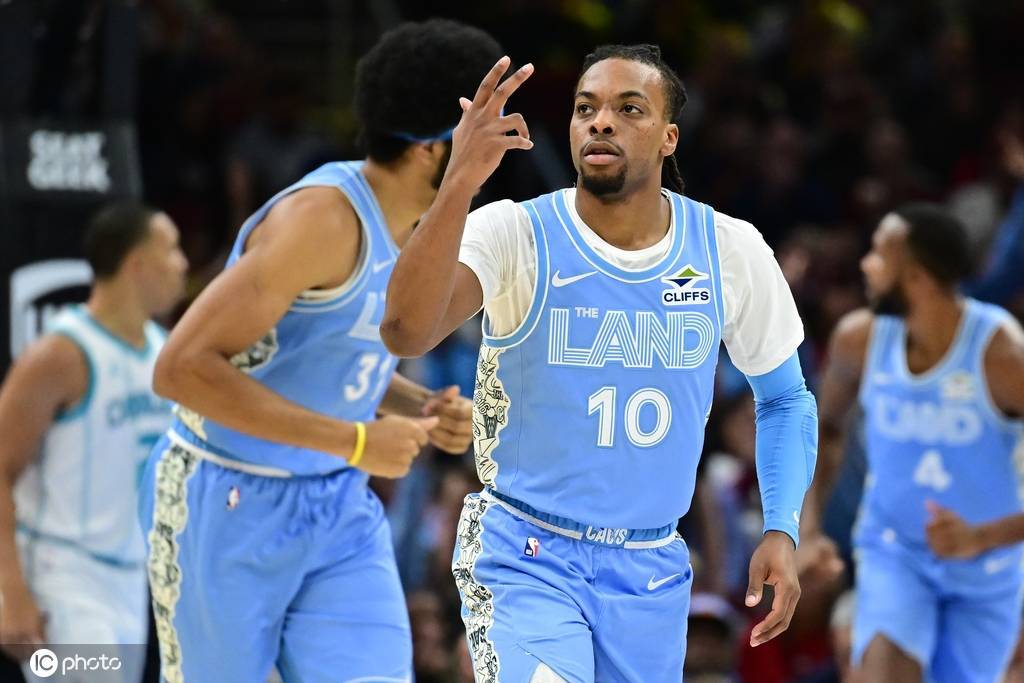 骑士客场击败黄蜂，领先西部