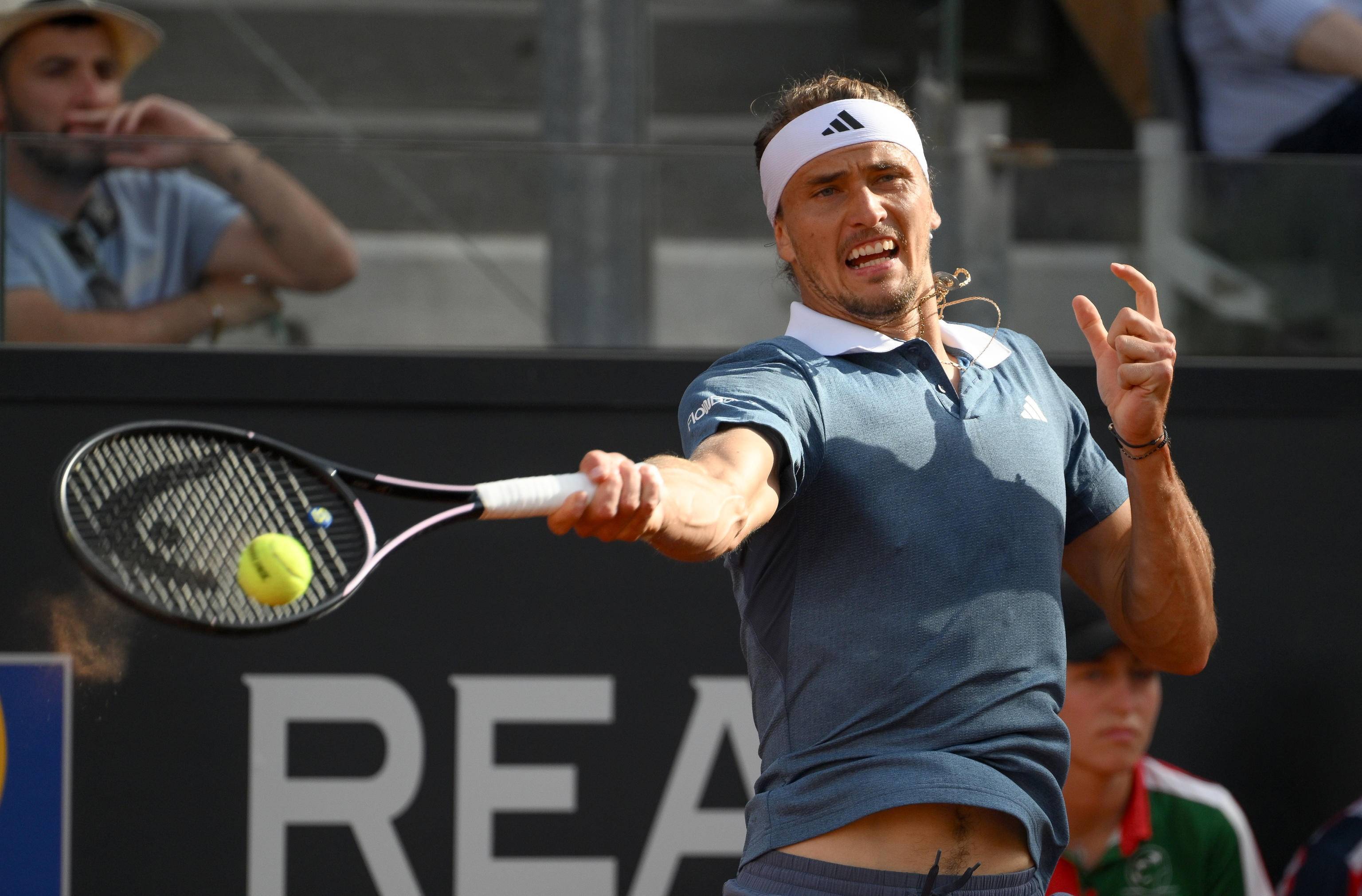 世界网球队血洗西班牙网球队,兹维列夫关键制胜的简单介绍 世界网球队血洗西班牙网球队,兹维列夫关键制胜的简单介绍