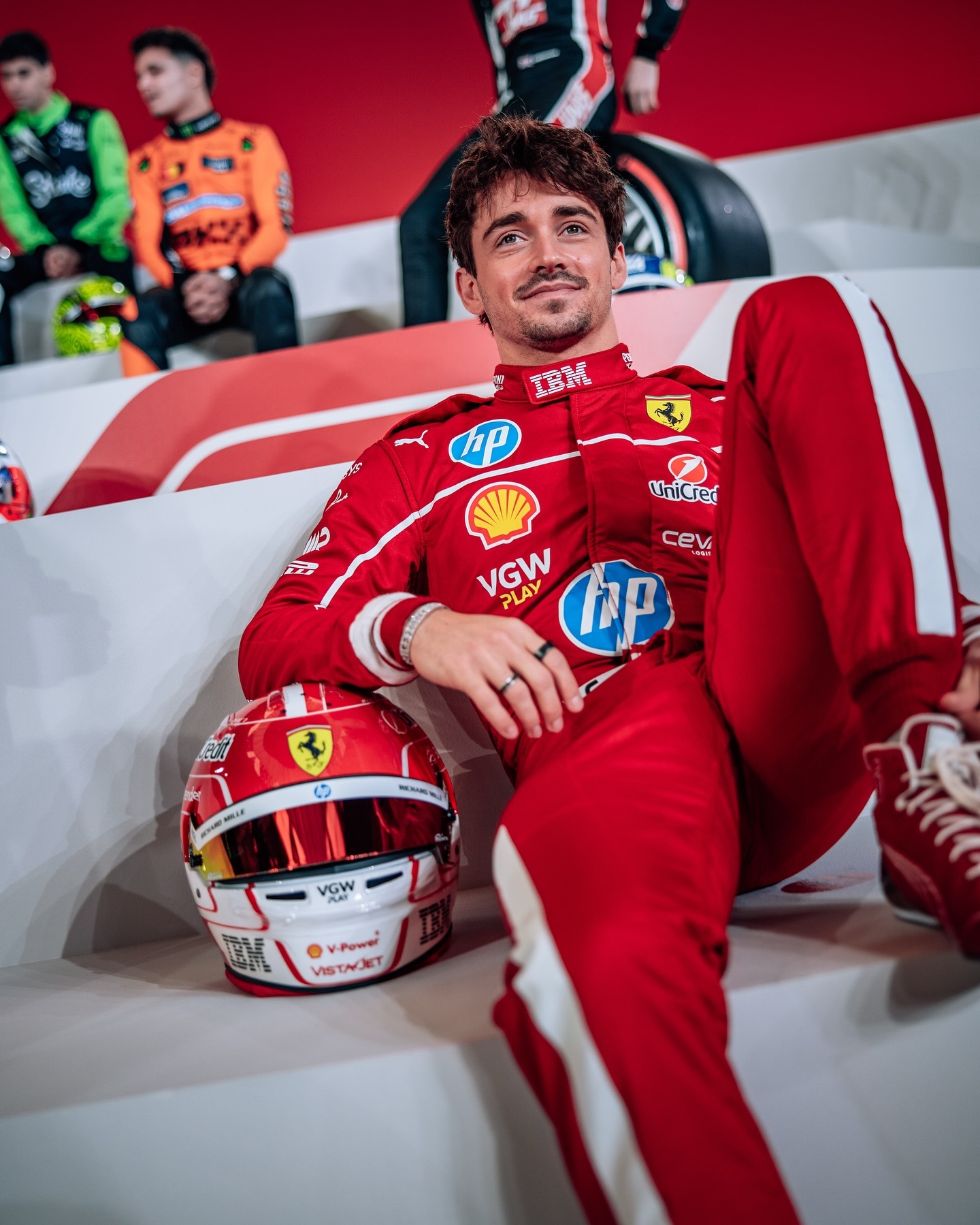 红牛车队横扫雷诺车队，汉密尔顿带队取胜