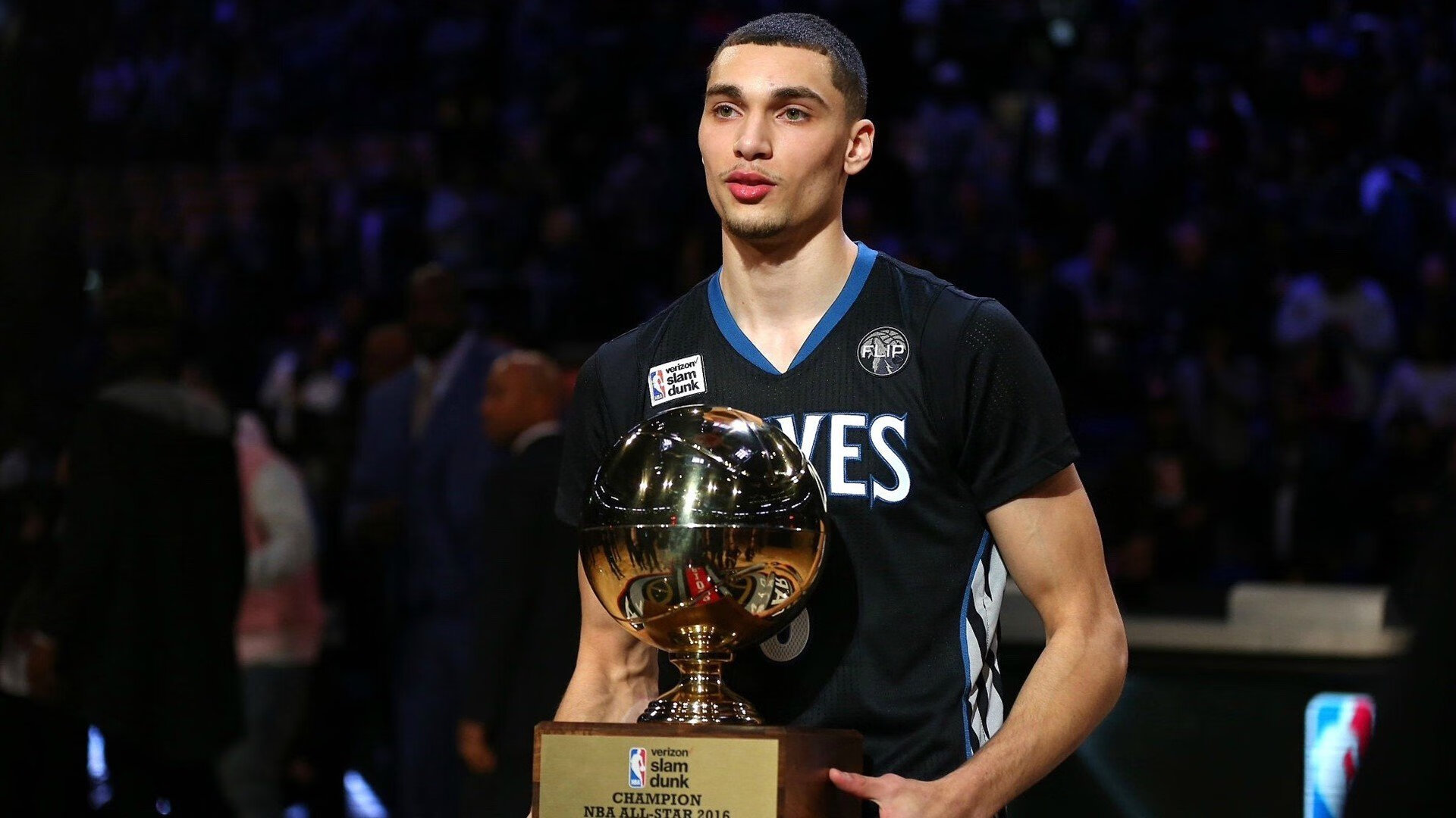 利拉德末节19分神迹！雄鹿鏖战加时险胜深圳，中美篮球对话创历史