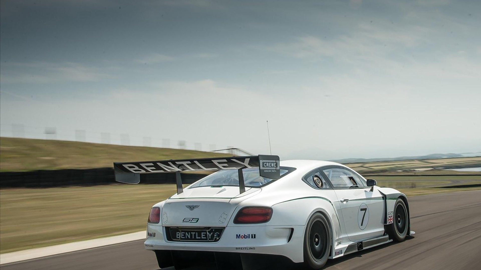 从金字塔到圣西罗，冷门风暴与天才觉醒的足球启示录