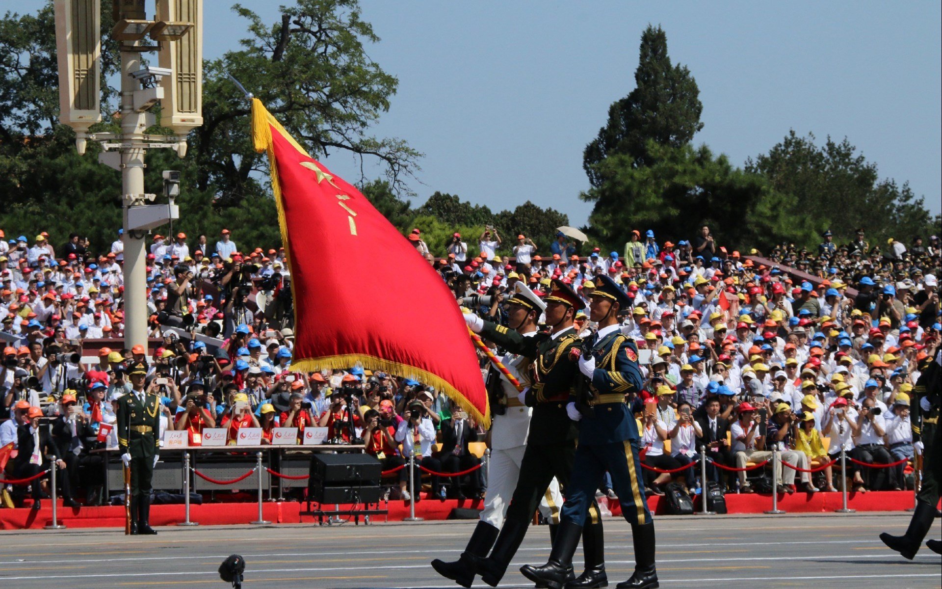 东西方篮球的平行叙事，凯尔特人的团队熔炉与恩比德的孤胆英雄史诗